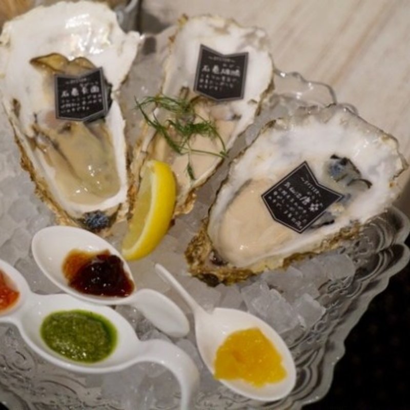 殻付きフレッシュオイスター、3銘柄食べ比べ 4種のソースを添えて(三陸オイスター&ジャパニーズシーフードGARDENS)