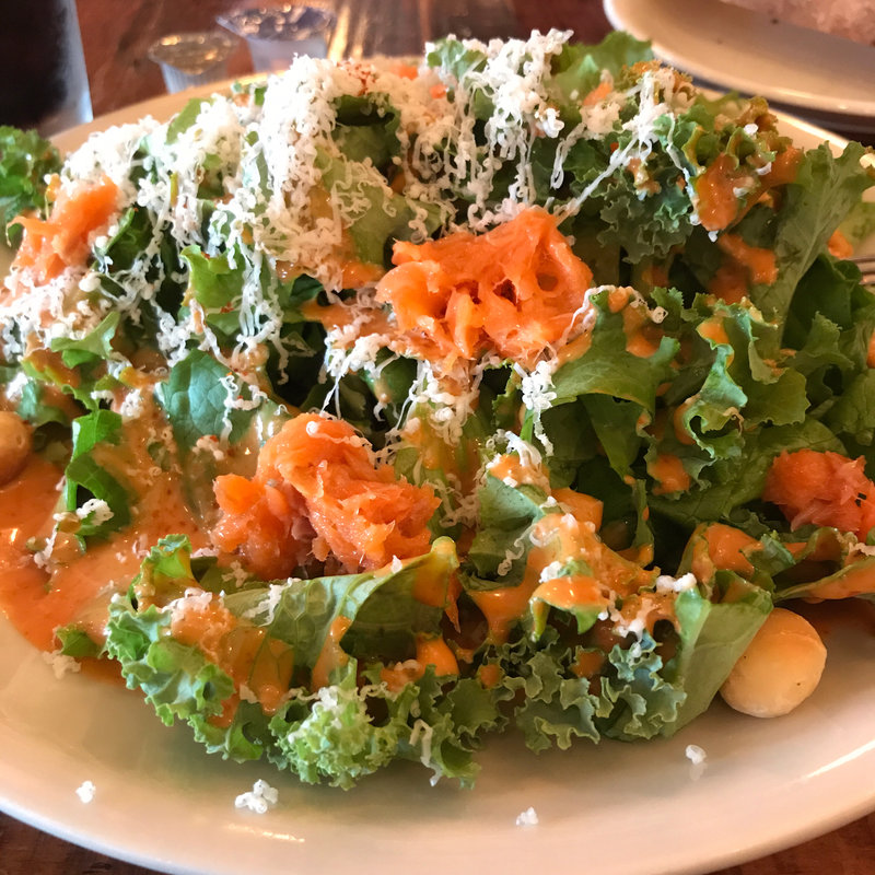 スモークサーモンとケールのチョップドサラダ(GOOD BARBEQUE  (グッド バーベキュー) 中目黒)