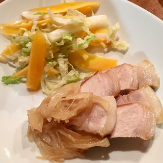 豚肉のグリル 新生姜ソース 金美人参と白菜のサラダ添え(コノ花まひろ )