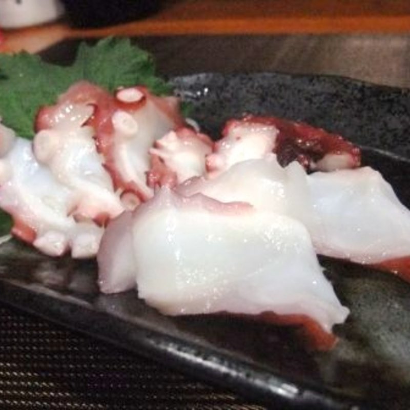 モロッコ産のタコ刺し(裏町酒場・誠貴や)