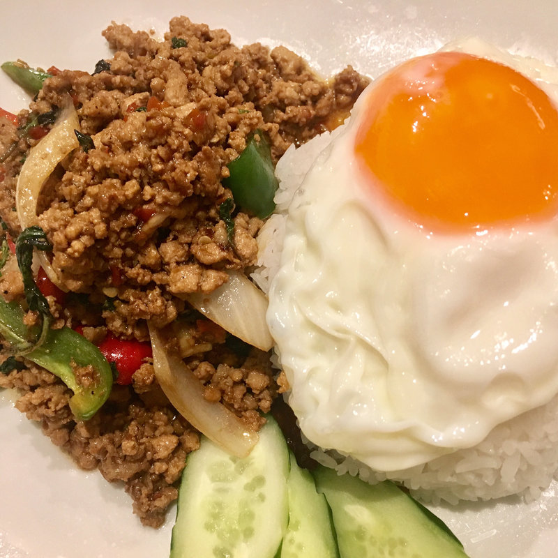 鶏挽肉バジル炒めのせご飯(ティーヌン青山店)