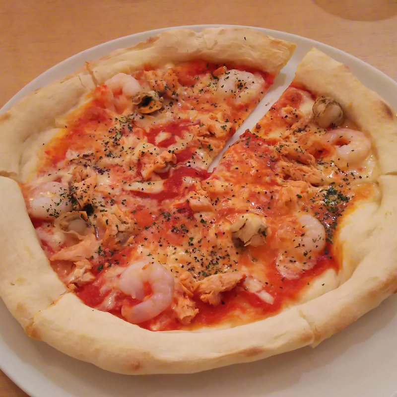 むき海老とスモークサーモンのピッツァ(海老バル )