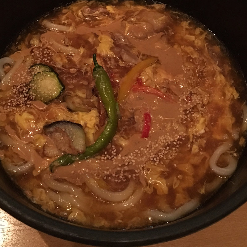 胡麻餡かけ仕立て  豚煮込みと米茄子のおうどん(おいしいおうどん つるとんたん BIS TOKYO)
