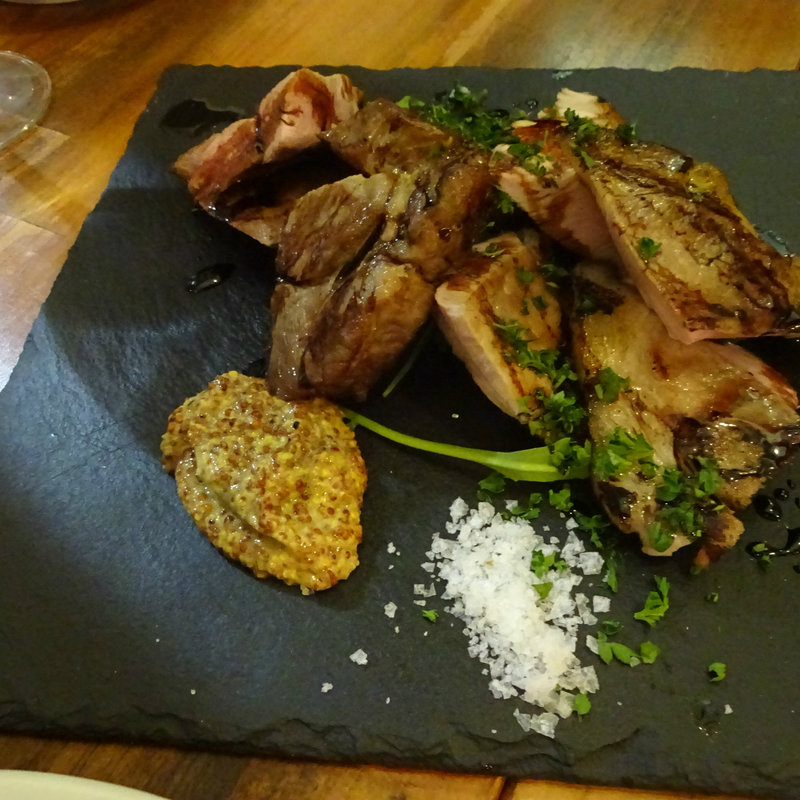 マンガリッツア豚塊肉の炭火焼き(八十郎 新富二丁目店)