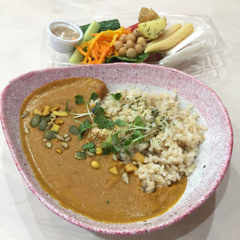 カレー(サラダバーつき)(やっちゃばるなのね)