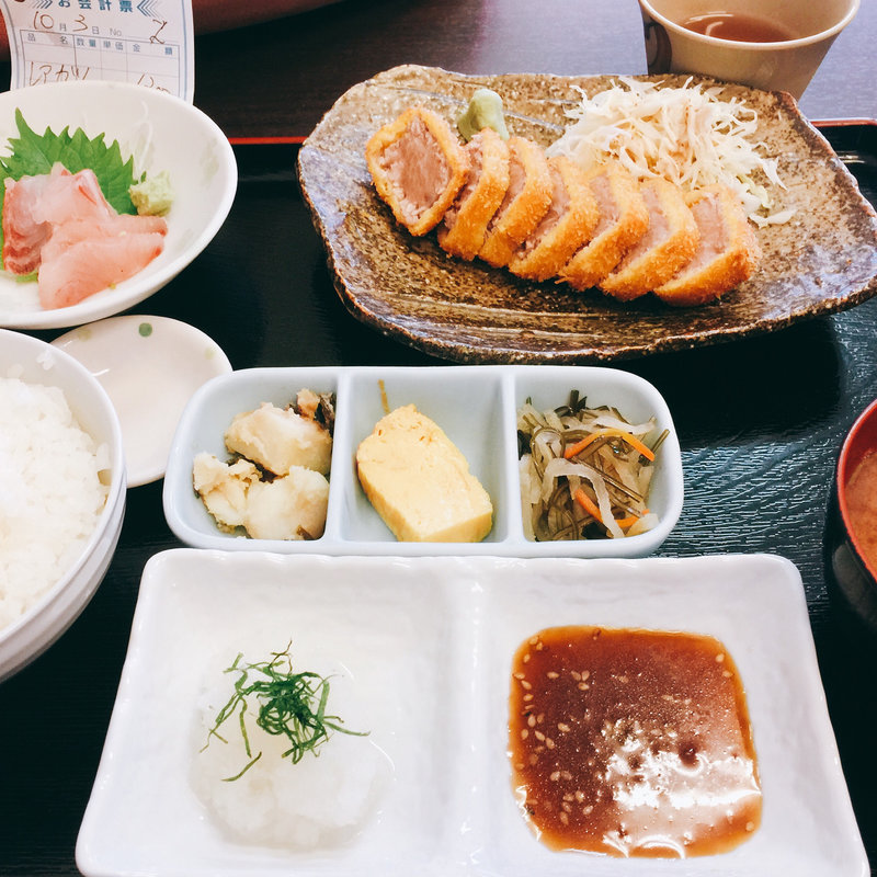 国産天然本マグロ大トロレアかつ定食(おさしみや )