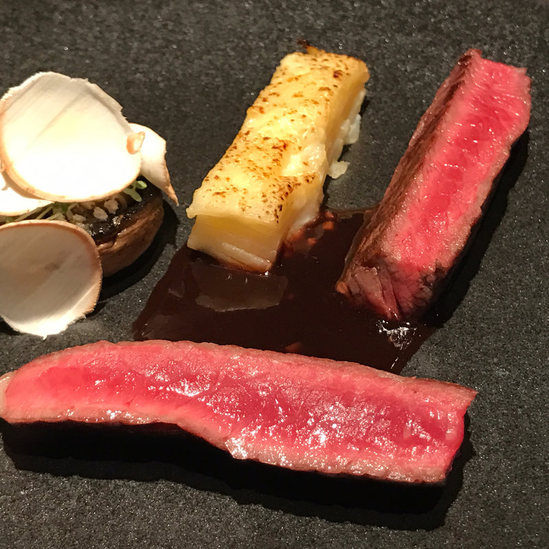 リムーザン牛、あか牛のロティ(ユーゴ・デノワイエ 恵比寿店 （HUGO DESNOYER）)