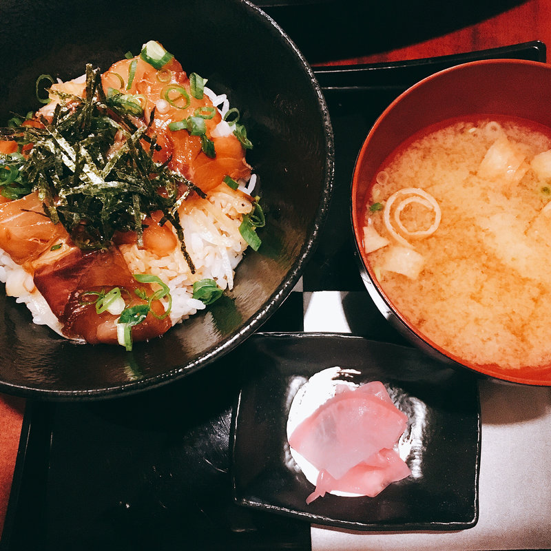 ハマチ丼(翔月)
