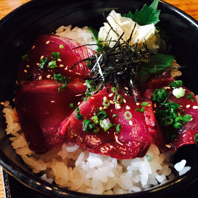 かつおユッケ丼(魚まみれ眞吉 原宿店)