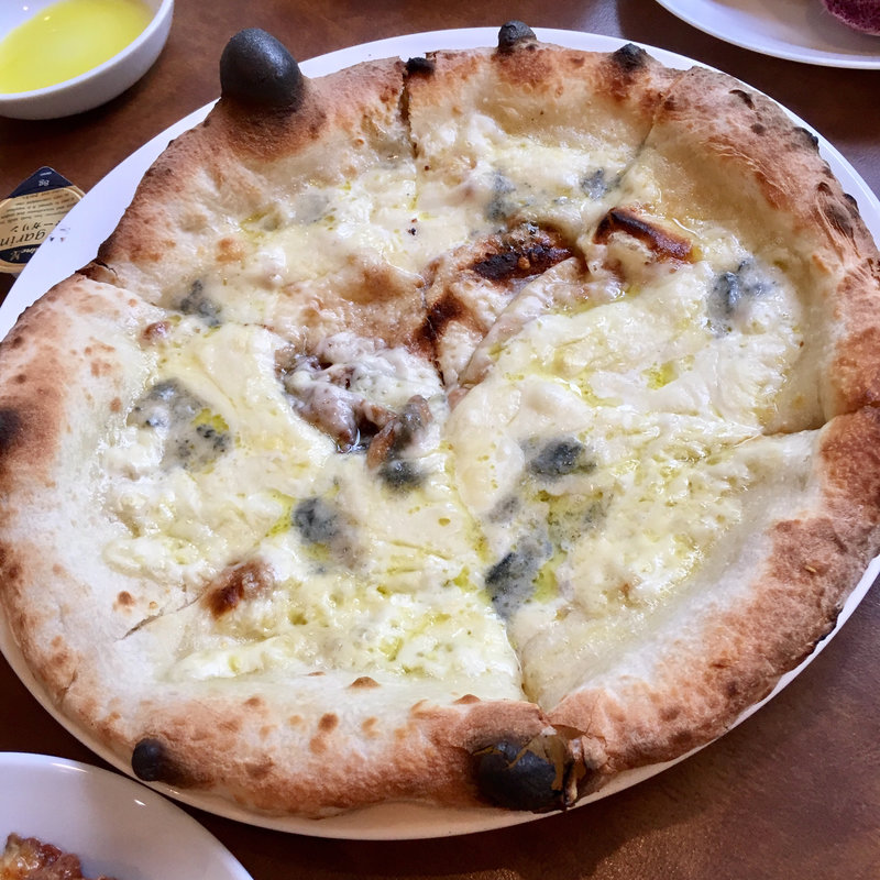 ゴルゴンゾーラとはちみつのピッツァビアンカ (ディアナ アリストンホテル神戸 )