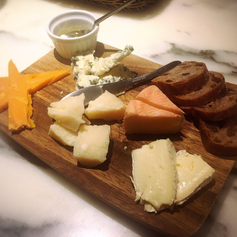 成城石井セレクト！熟成チーズの盛り合わせ(ル バーラ ヴァン サンカンドゥ （Le Bar a Vin 52）)