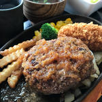 ハンバーグとカニクリームコロッケ(近江牛肉の松山)