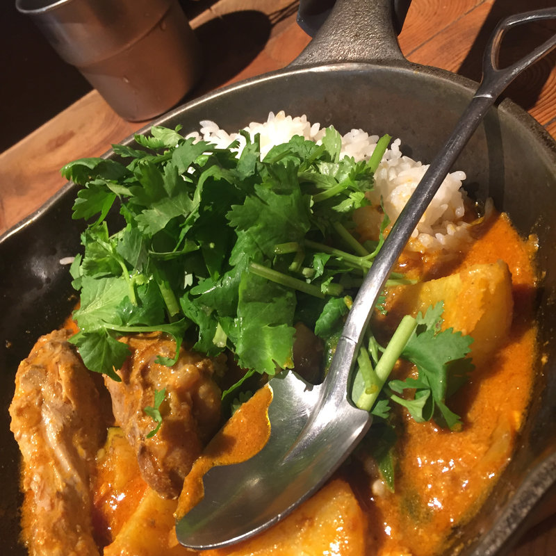 骨付きチキンと彩り野菜の南インドカレー(キャンプエクスプレス池袋店)