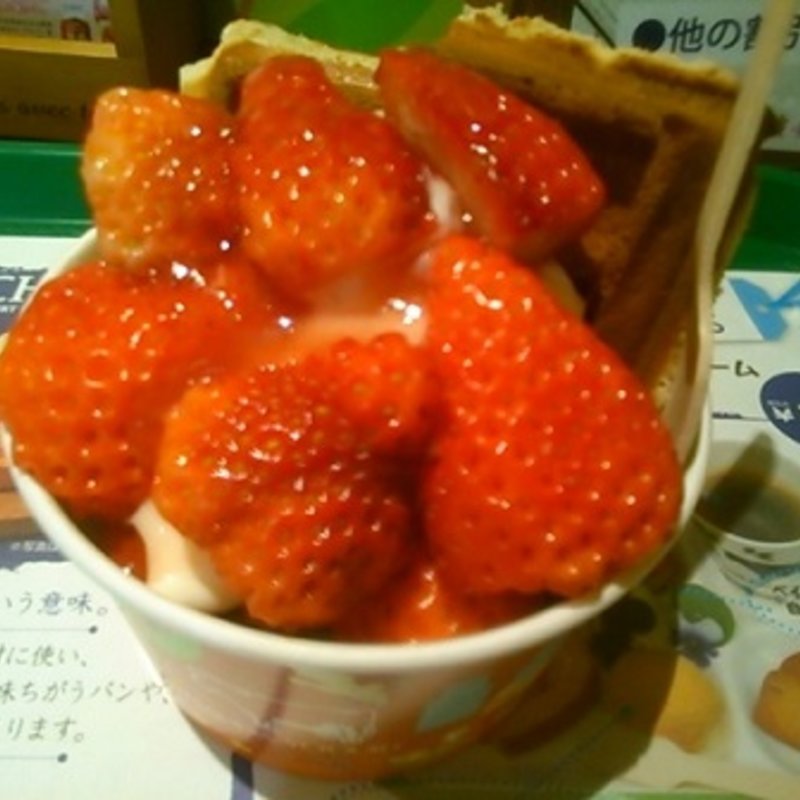 苺ヨーグルトワッフル(ヤスダヨーグルト ワッフルハウス （YASUDA YOGURT WAFFLE HOUSE）)