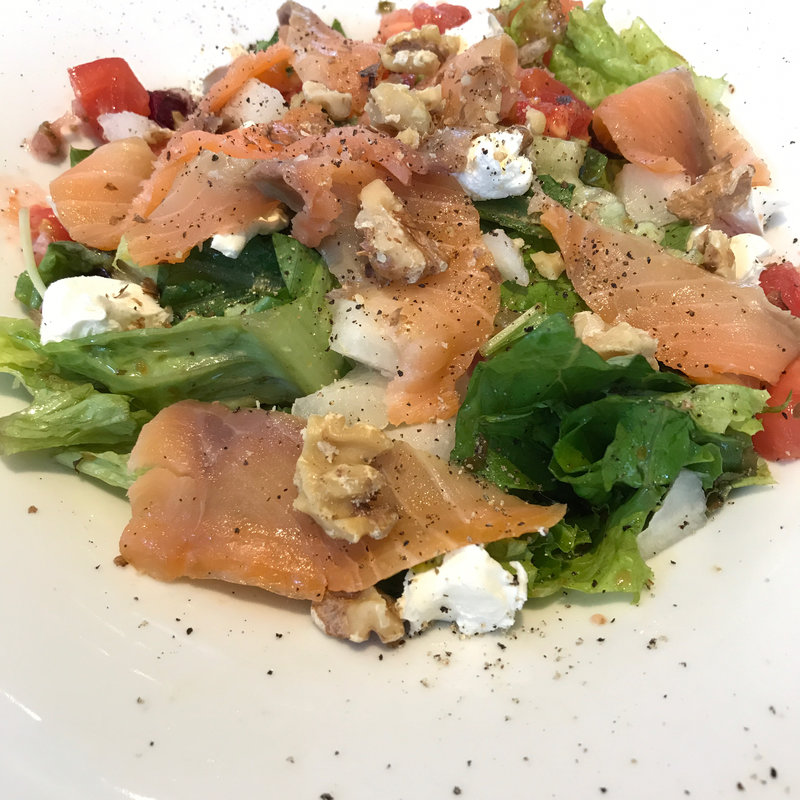 スモークサーモンとクルミとりんごのサラダ(RIGOLETTO SHORT HILLS)