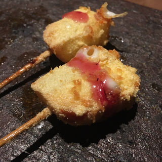 【黄金コース】串 - 本日のおすすめ四本 : モッツァレラチーズ ブルーベリーソースがけ(こがね)