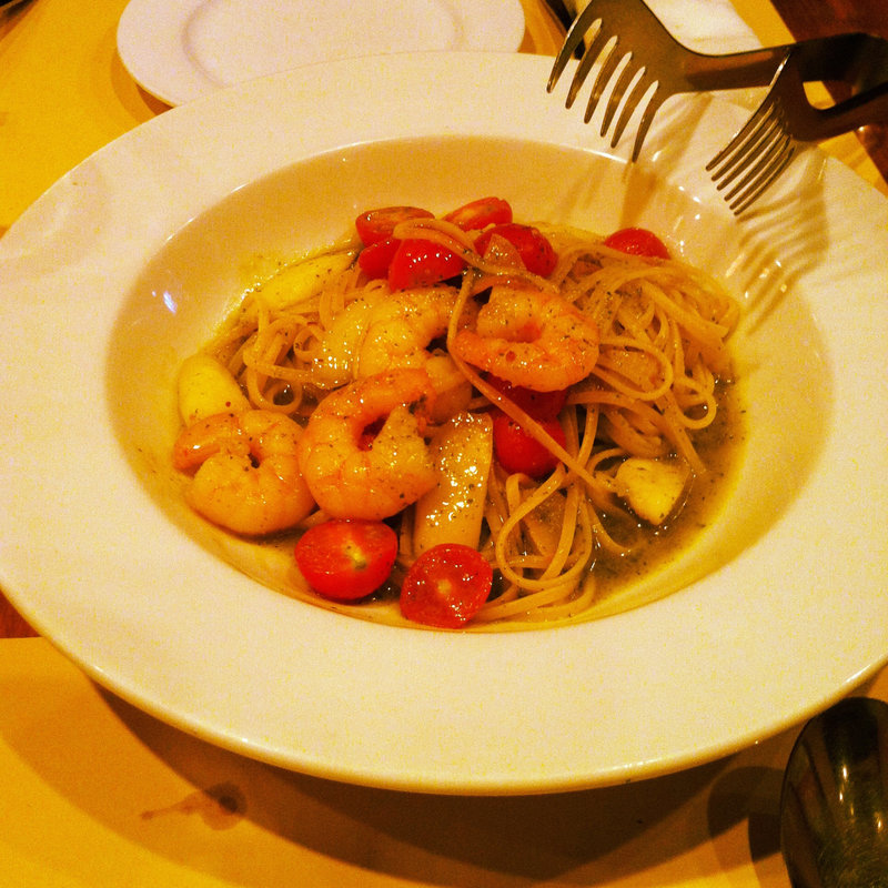 小海老とチェリートマトのバヴェッティーネ・ジェノヴェーゼ(ピッツェリア ルメン)