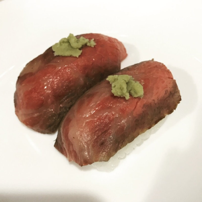 白老牛のステーキ握り(ウエムラ （ウエムラ牧場）)