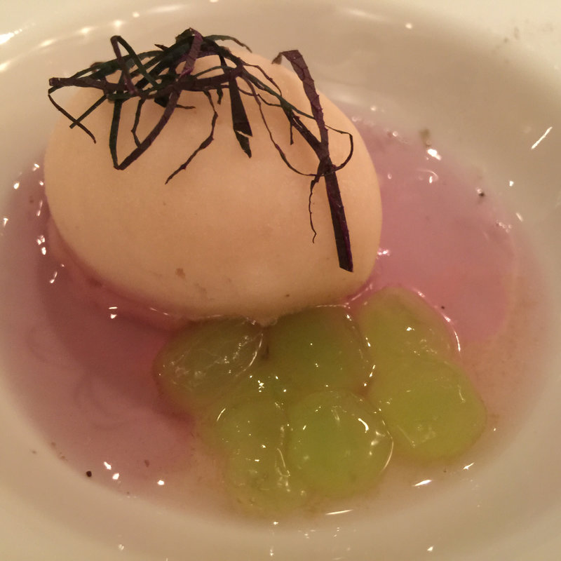 白桃のソルベと赤紫蘇　ラベンダーのソースとデラウェア(リストランテ カノフィーロ)