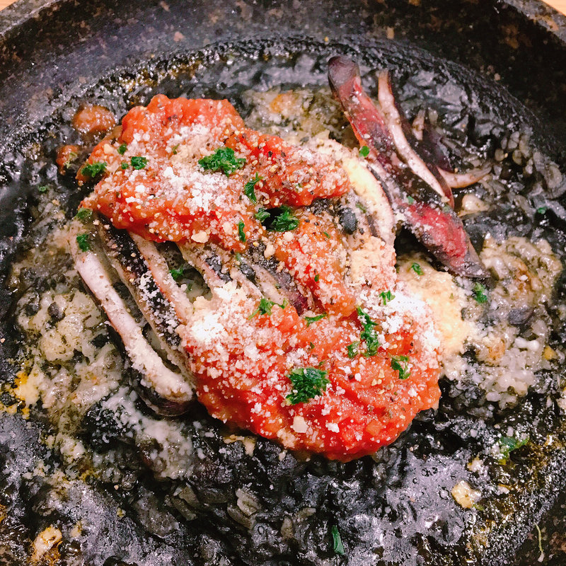 ぷりっぷり姿イカの漆黒イカ墨トマトソース石焼ドリア(石焼cafe&cat蔵之助のしっぽ)