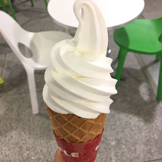 白い恋人ソフトクリーム(JAL PLAZA SPK出発ロビー店1号店)