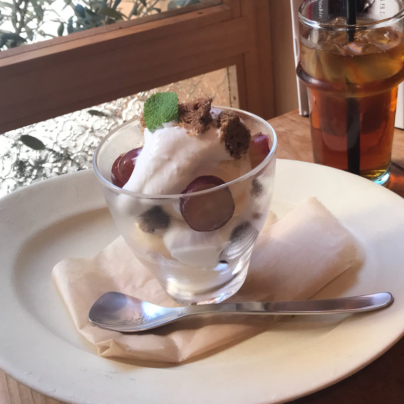 季節のフルーツパフェ(ぶどう)(プーロ)