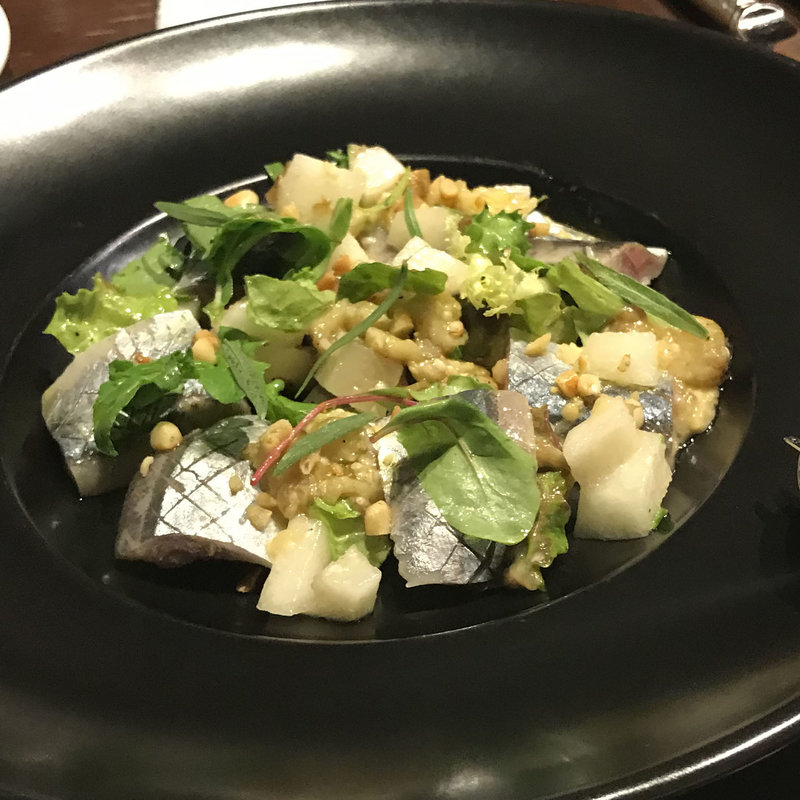 サンマのマリネと焼きナス、梨のサラダ仕立て(cochinillo コチニージョ)