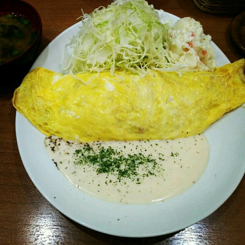 白いソースのオムライス(ペッパーチーズソース)(キッチンたか)