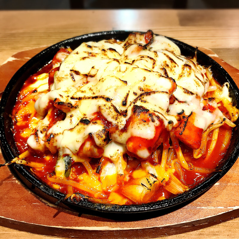 鉄板チーズタッカルビ(もつ焼き勝利はなれ)