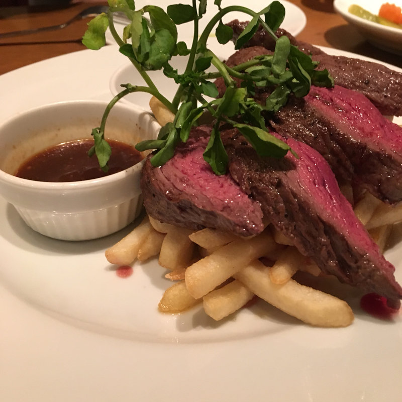 牛ランプ肉のステーキフリット(WIRED CAFE Dining Lounge Wing高輪店)