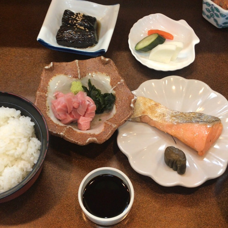 マグロぶつと鮭塩焼き定食(割烹 くしだ )