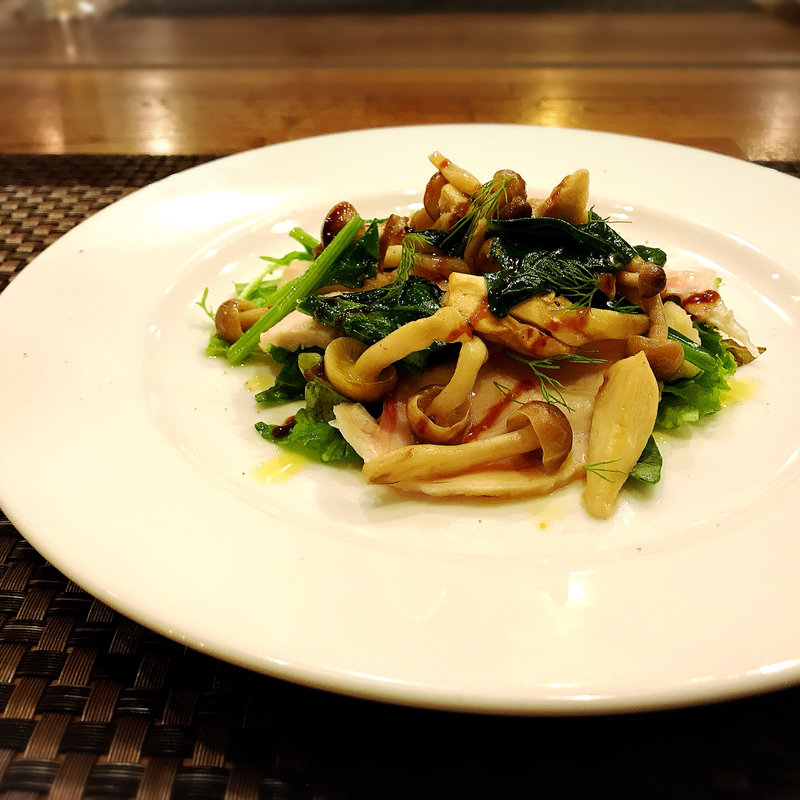 鶏ムネ肉のポッシェ63℃木の子とほうれん草のサラダ仕立て(ビストロ K （bistro K）)