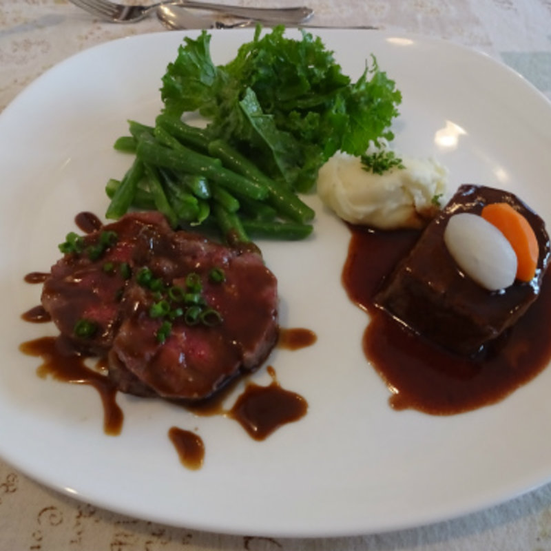 国産牛サーロインソテーと牛ほほ肉の赤ワイン煮(パルタジエ)