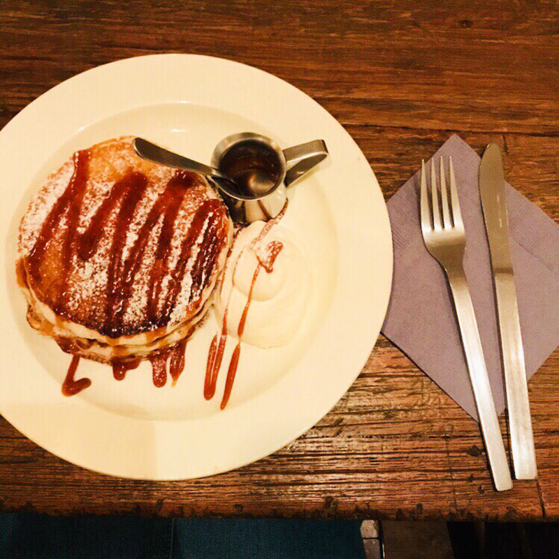 自家製塩バターキャラメルのパンケーキ　生クリーム添え(ももちどり)