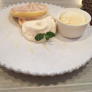 白のミルククリームパンケーキ(恵比寿楽園テーブル)