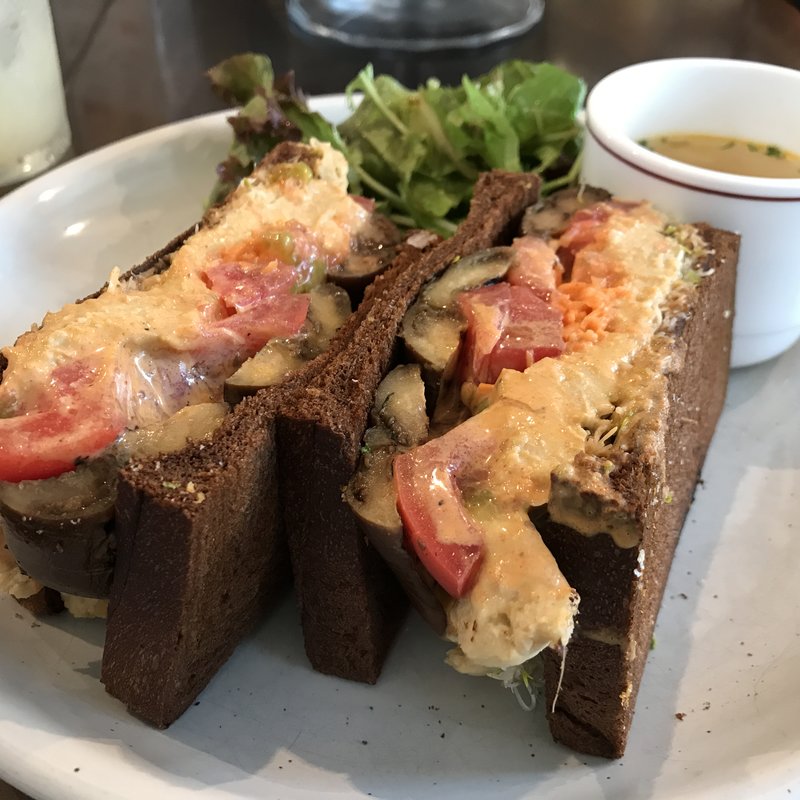 フムスとグリル茄子のベジタブルサンド(NODE UEHARA Cafe,Bar&Deli)