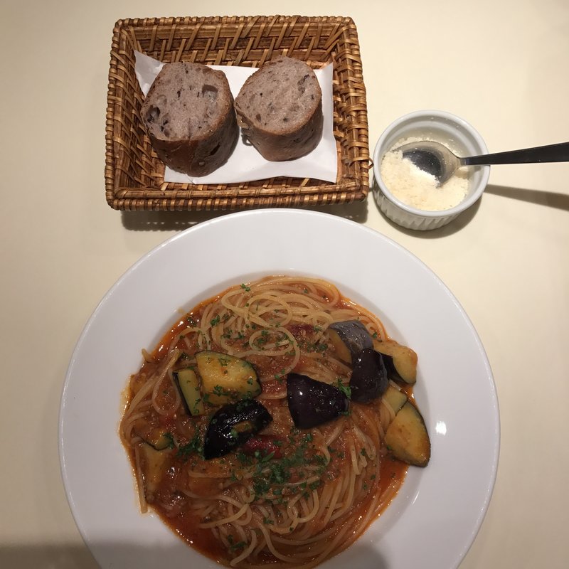 茄子のトマトパスタ(ルヴァン　エ・ラ・ヴィアンド)