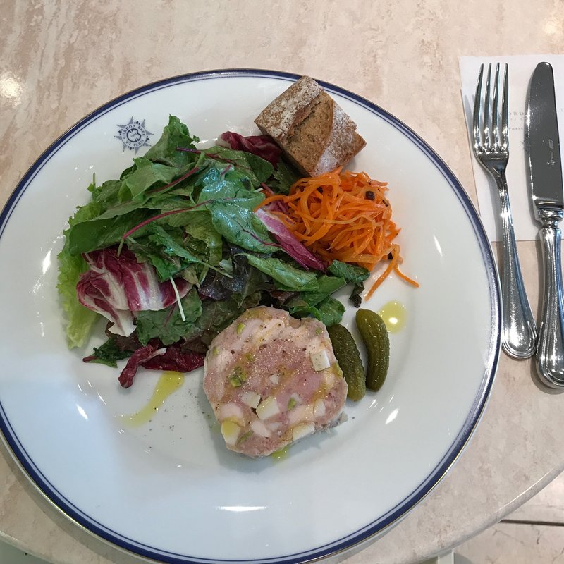 チキンのバロティーヌとサラダ(カフェ ル・コルドン・ブルー)