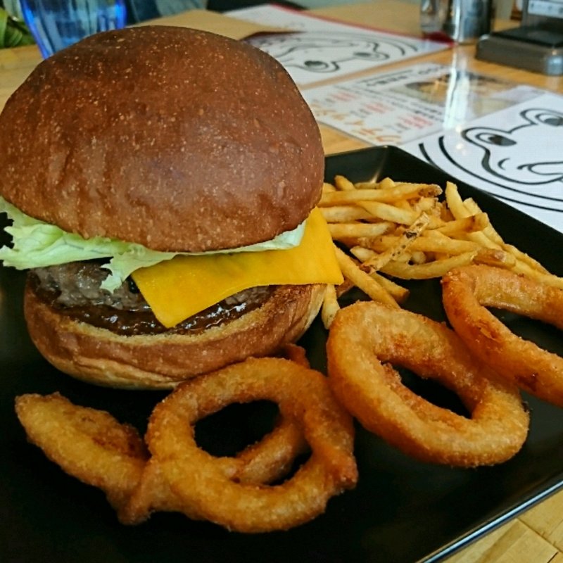 チーズバーガー＋ポテト&オニオンリング(ラナマル)