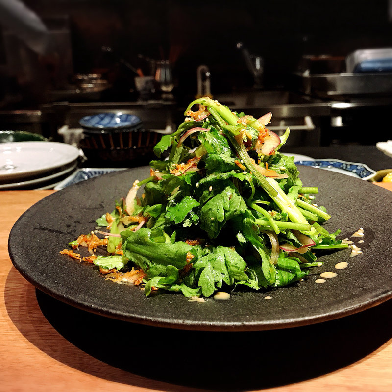 春菊とパクチーのサラダ(酒家 の元)