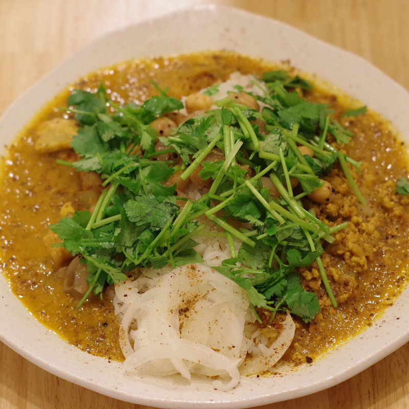 チキンカレーとキーマカレーのあいがけ パクチー大盛り(curry phakchi(パクチー))