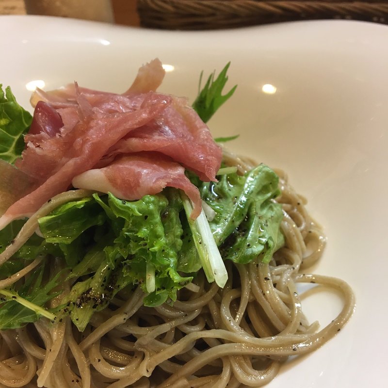 生ハムと生野菜の蕎麦(ソバリストランテナール)