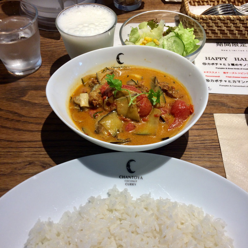 タイ風スパイシーソーセージと3種のキノコとトマトのカリー(チャントーヤ　ココナッツカリー （CHANTOYA COCONUT CURRY）)