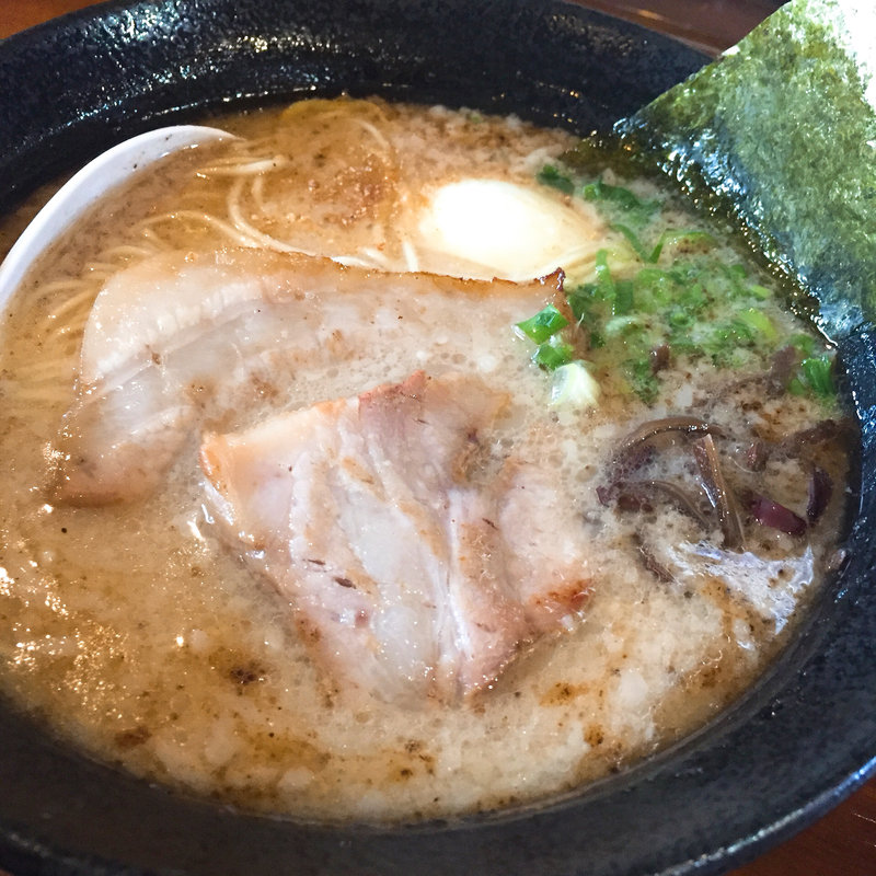 とんこつラーメン(とろーり半熟濃厚タレ入り玉子付)(ラーメン寅次郎 )