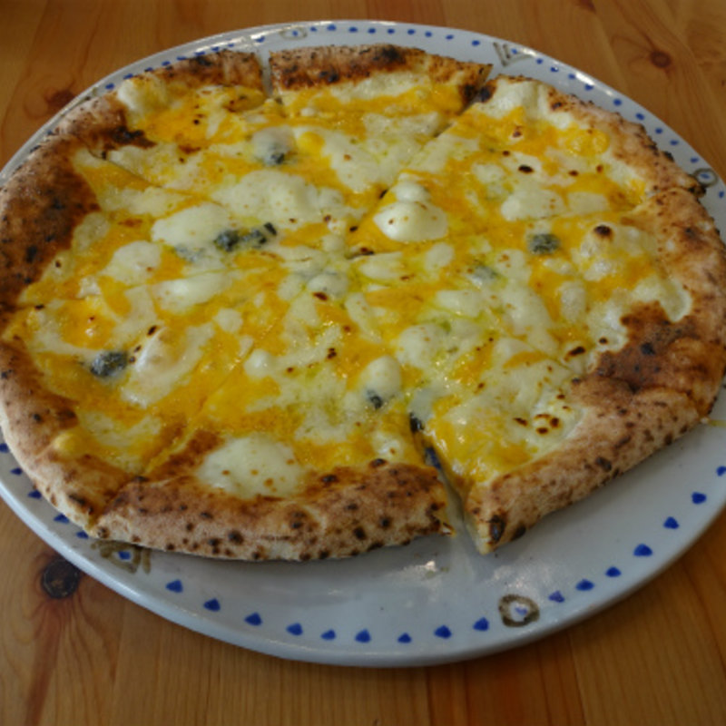 ピッツア・4種類のチーズ(ファールニエンテ)