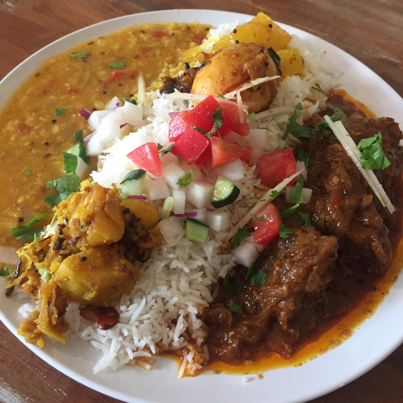 ポークビンダルーとベジタリアンターリーのあいがけ(ガネーシュ m 北浜店 （ガネーシュ エム）)