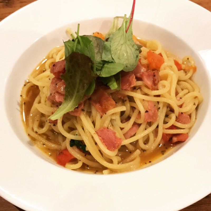 フレッシュトマトとベーコンのペペロンチーノ(パスタバル マルナカキッチン)