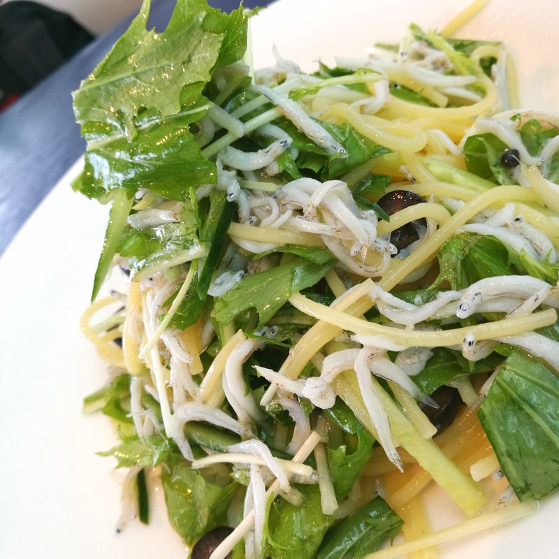 釜揚げシラスと水菜、きゅうり、黒オリーブの冷製パスタ(アクアマーレ)
