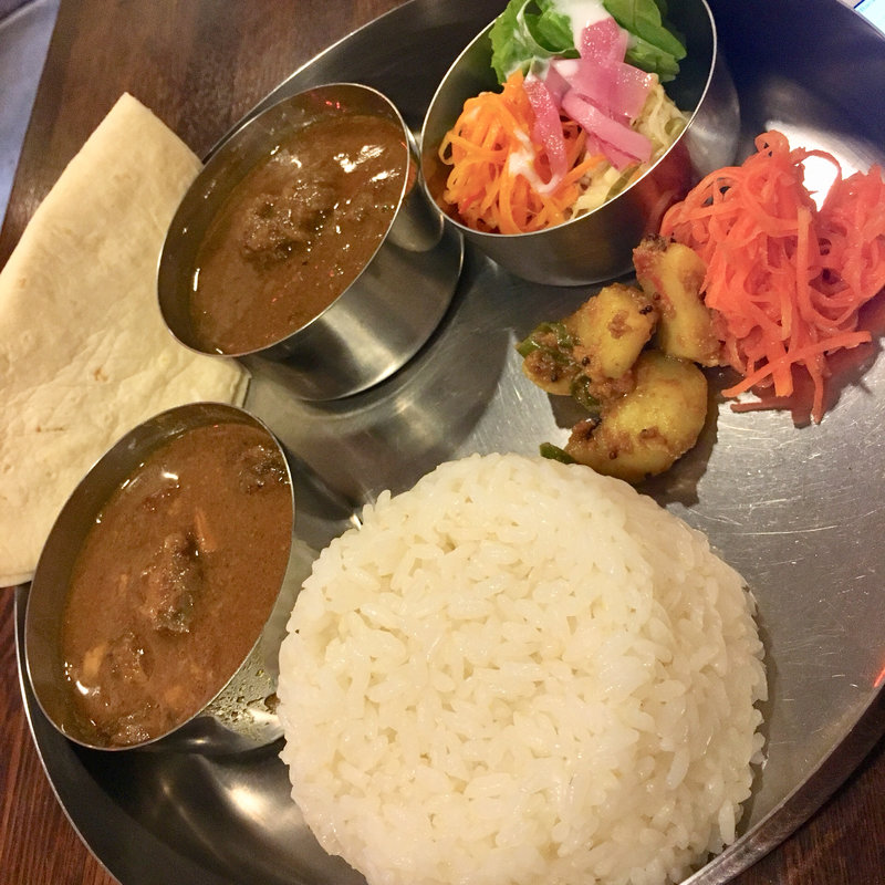 カレー2種のセットプレート(チキンカレー＋マトンカレー)(カレー食堂 Hoja Nasreddin)