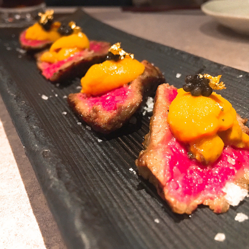 黒毛和牛のレア炙り うにキャビア金箔のせ(十番右京 恵比寿店)